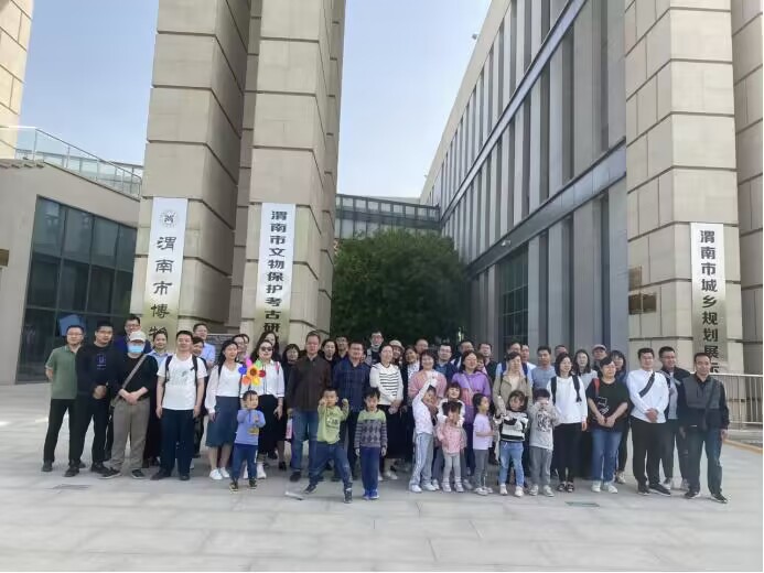 一群人站在建筑前的广场描述已自动生成 一群人站在建筑前的广场描述已自动生成